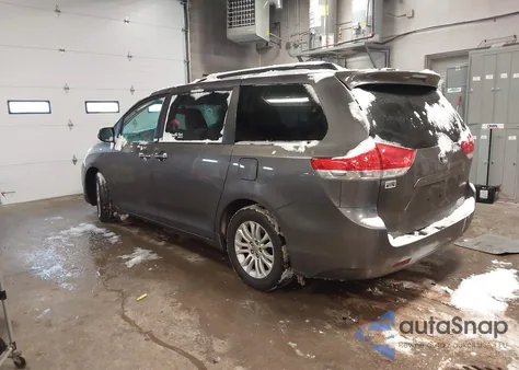2013 Toyota Sienna Xle V6 8 Passenger z USA, uszkodzony, nr VIN 5TDYK3DCXDS375822